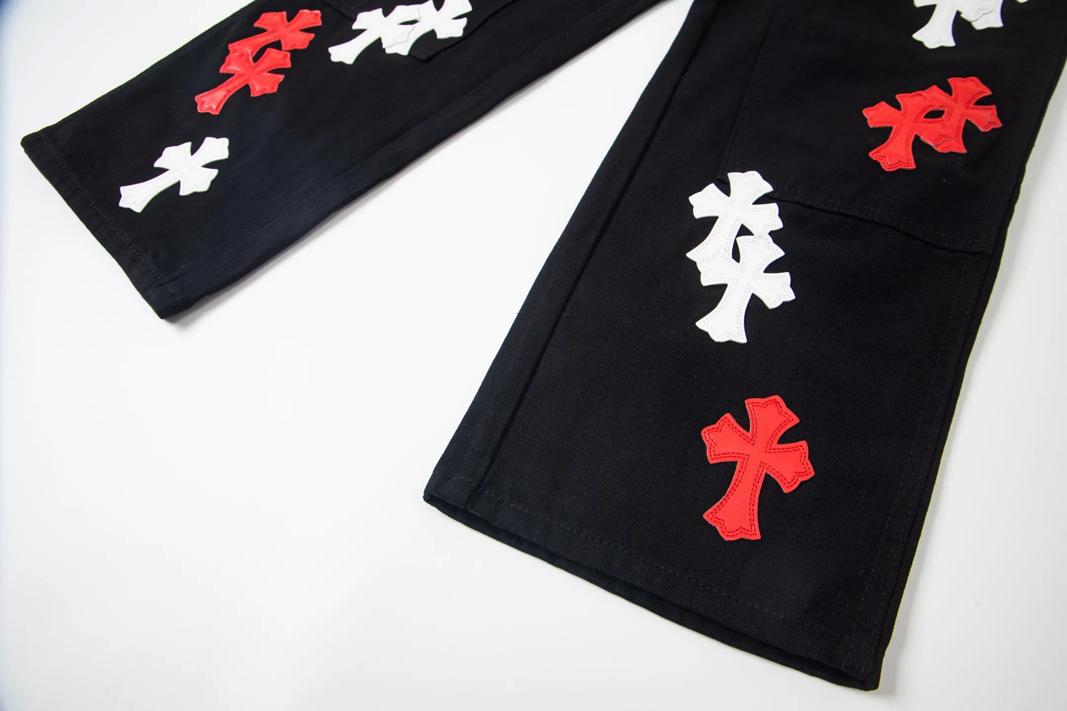P260 Chrome Hearts Black Timber Pants Red Leather and White Leather Elements Washed Jeans True to restore the ultimate vintage texture Three-dimensional version Loose and comfortable, not picky about body shape Makes you look taller and slimmer Factory Seiko Original factory quality control Same style for men and women Can be matched with couples Versatile recommendation Necessary jeans for all seasons Hipsters have been disappointed From the quality selection of fabrics, the tailoring of details, and the matching of patterns are impeccable! The upper body is so handsome when worn...it can be easily worn by men, women and children! The craftsmanship is made of heavy-duty washed pure cotton denim fabric. After washing, it is soft and thick. It is very stylish when worn on the body. Style number: 1773# Color: black Size: 28 30 32 34 36